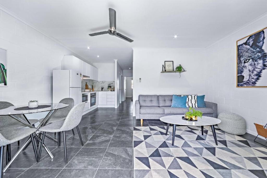 Cannonvale Apartment | Modern Beach Front Apartment