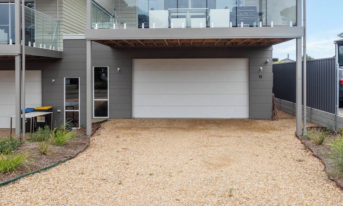 McCracken House | Modern Beachhouse, sea views Great location, 3 mins to the beach.