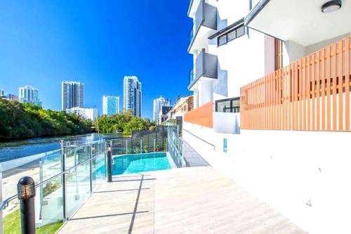Broadbeach Waters Apartment | Modern Broadbeach Apartment City View