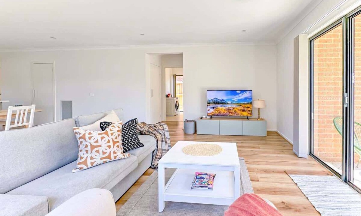 Clyde House | Modern Clyde House Smart TV*Dryer