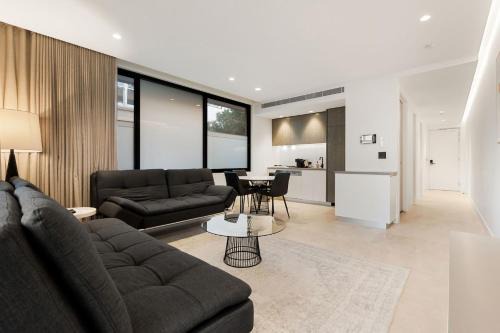 Coogee Apartment | Modern Coogee Apt with Lift, Parking & Balcony
