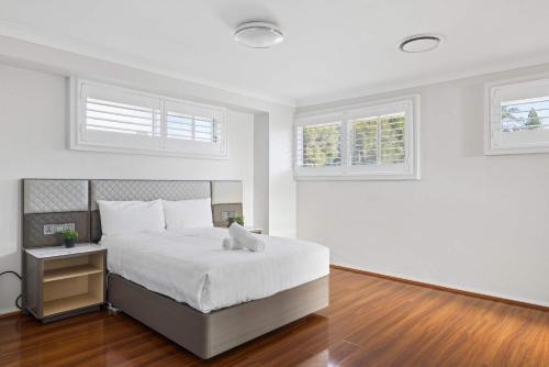 Seven Hills House | Modern Double Room with Ensuite Bath - Near Station - Shared Kitchen