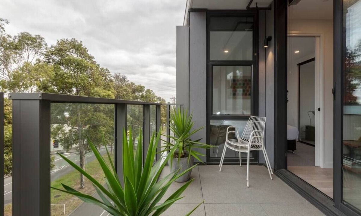North Melbourne Apartment | Modern & Eclectic 2 Bed/2 Bathroom - NO CARPARK