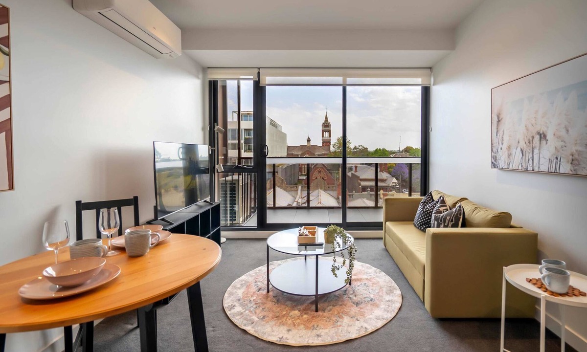 Hawthorn Apartment | Modern Hawthorn 1BR Walk to Cafes & Transport