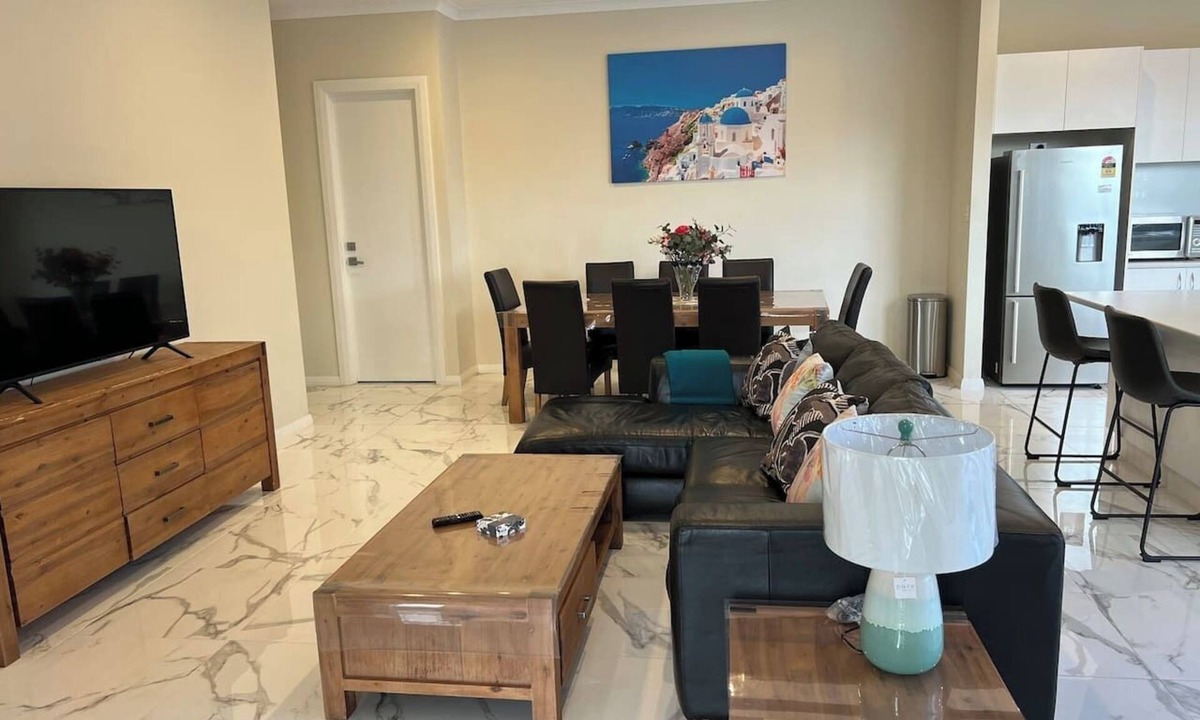 Seaton House | Modern house between Airport and Sea