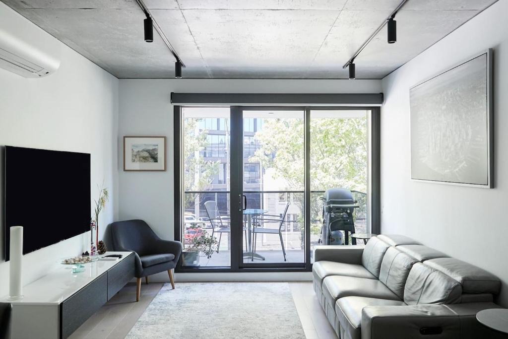 North Melbourne Apartment | 'Modern Minimalism' Slate Chic in the City