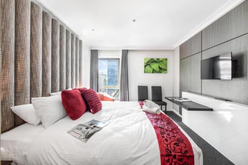 Chinatown Apartment | Modern Nomads Centrally Located Studio with Queen Bed Near CBD