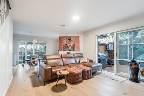 Glen Iris House | Modern Nomads Charming Glen Iris 2BR Townhouse with Free Parking