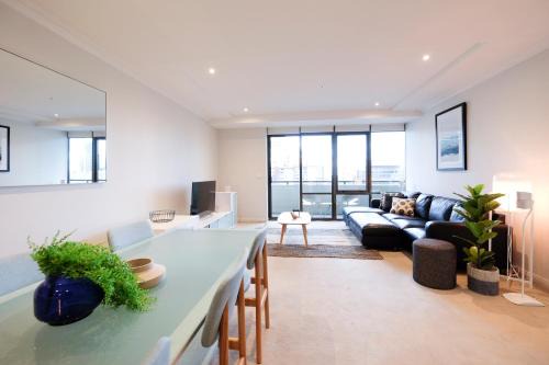 Chinatown Apartment | Modern Nomads Spacious City Centre 2BR 2Bath with Free Parking