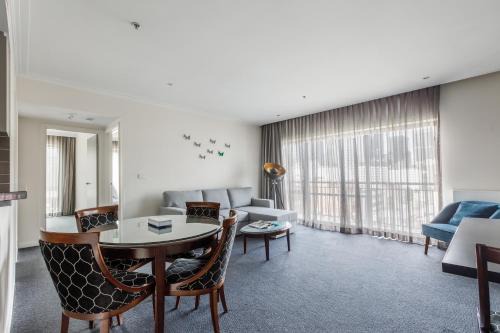 Chinatown Apartment | Modern Nomads Vibrant CBD City-View 2BR Suite with Pool & Gym