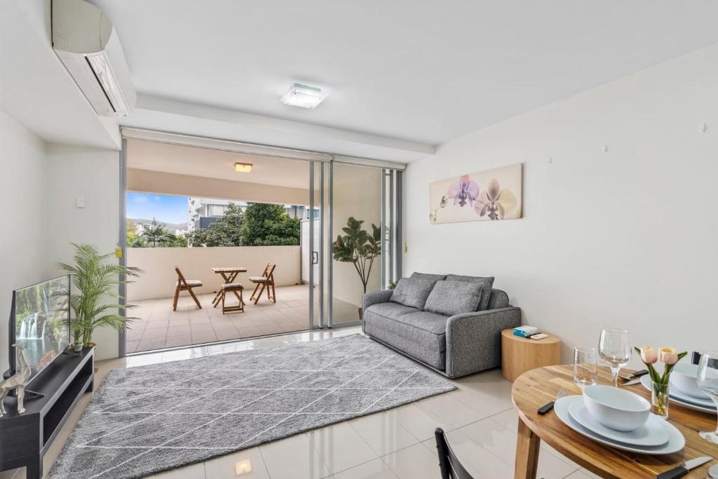 West End Apartment | Modern Riverside Oasis - Gym Pool WiFi & Parking