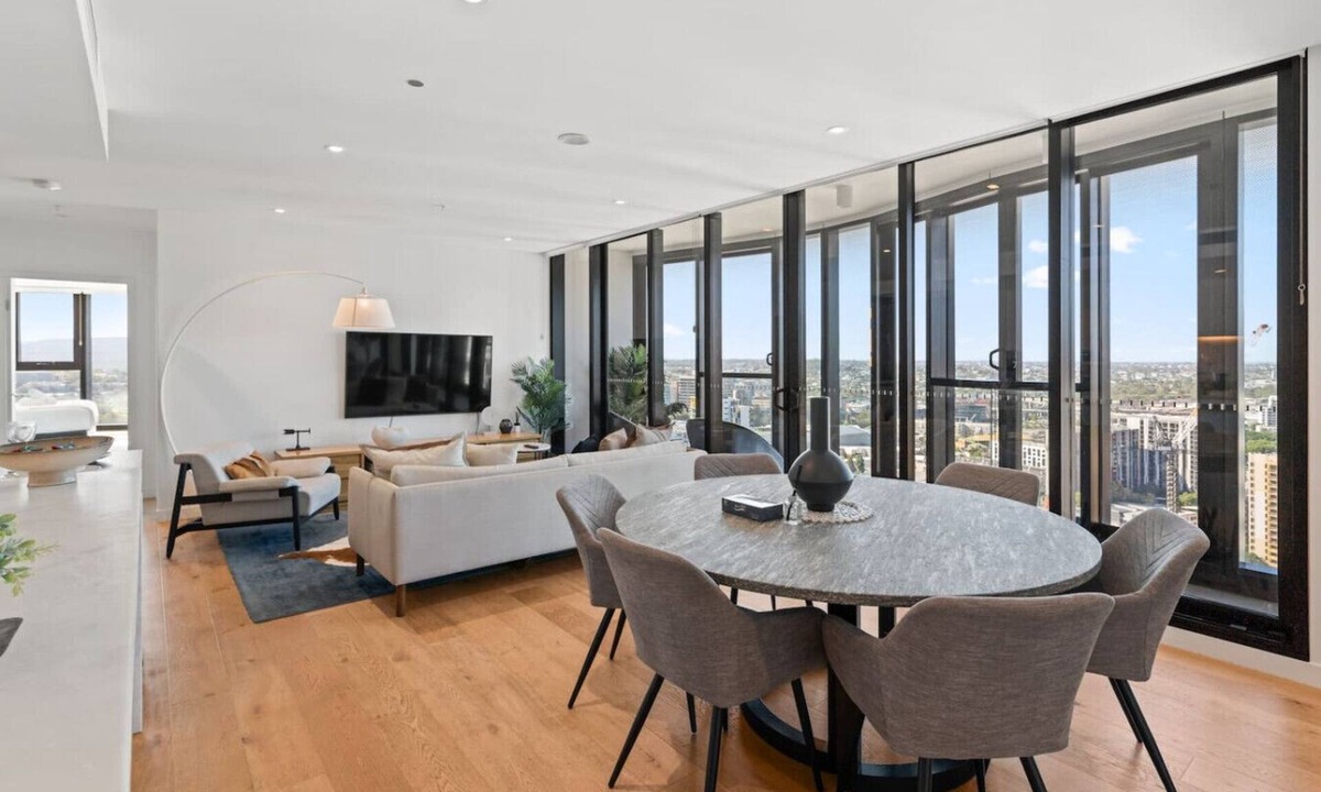 Fortitude Valley Condo | Modern Skyline Apartment | 3BR with Pool & Gym&tub