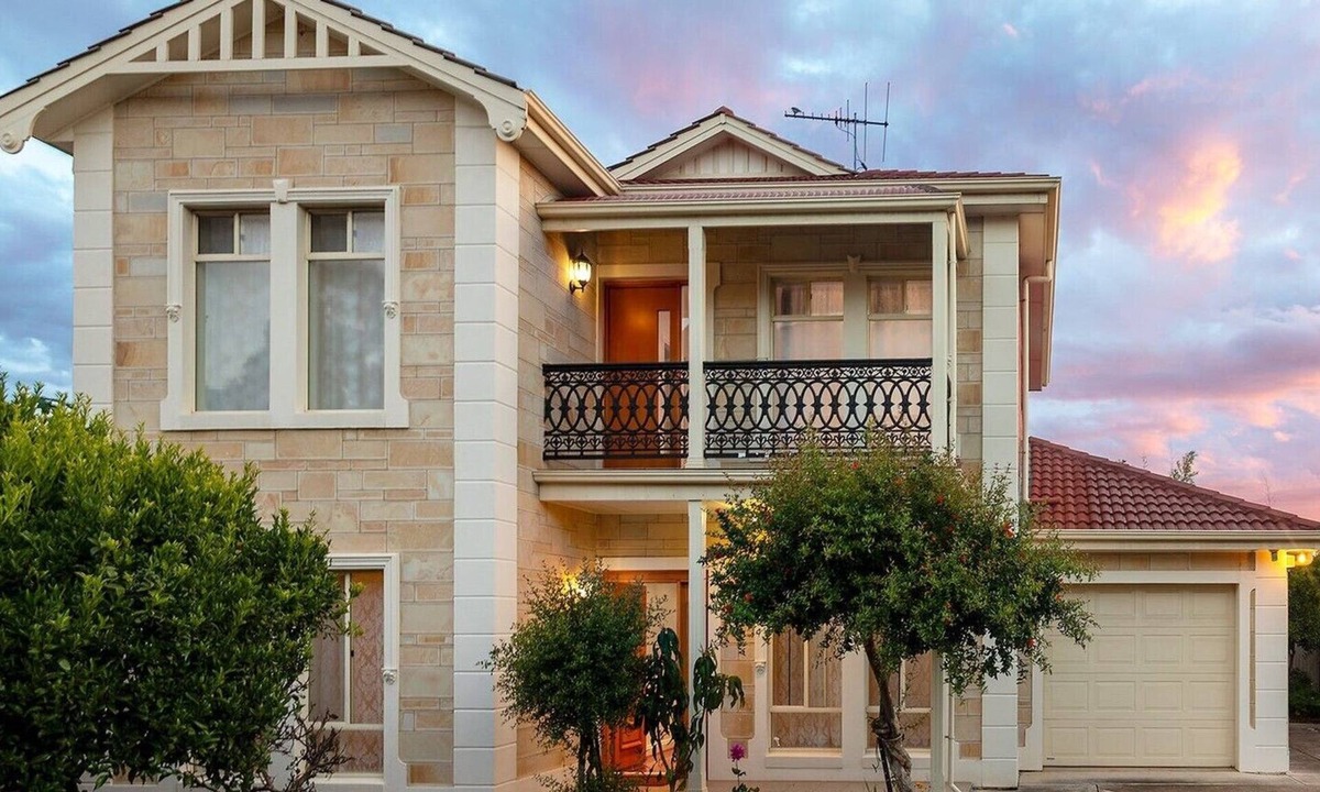 Seacombe Gardens House | Modern spacious home close to shopping department and popular beaches