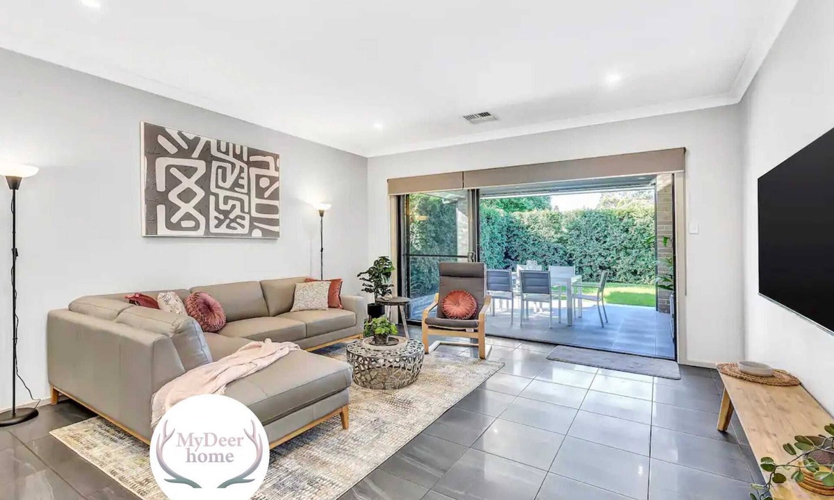 Albert Park House | Modern & Stylish - 3BR Holiday Home