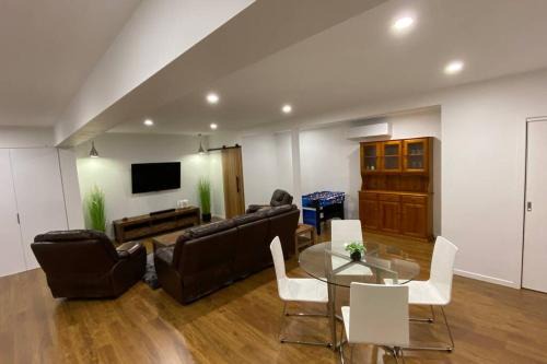 Kingston Apartment | Modern Suite with Mountain Views