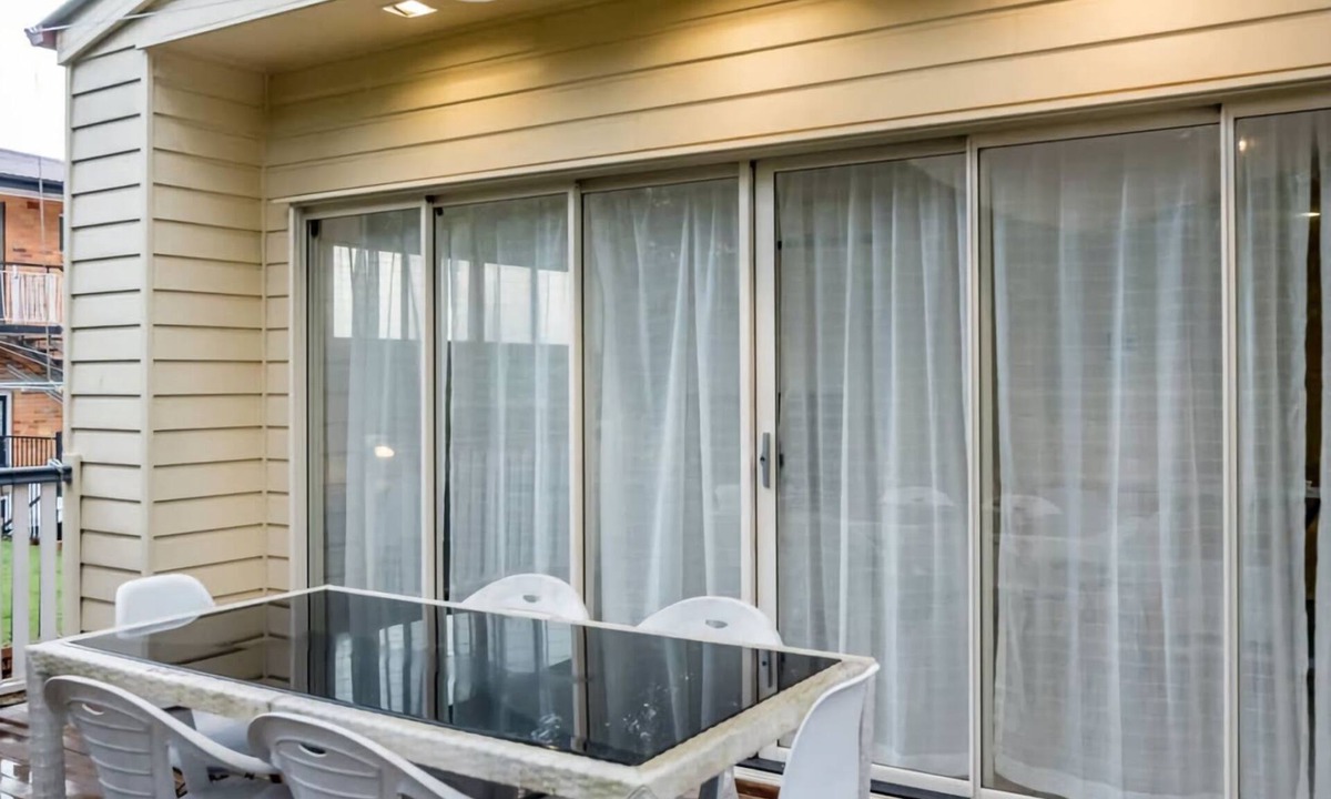Ashgrove Apartment | Modern Top Floor 2BR With Private Deck