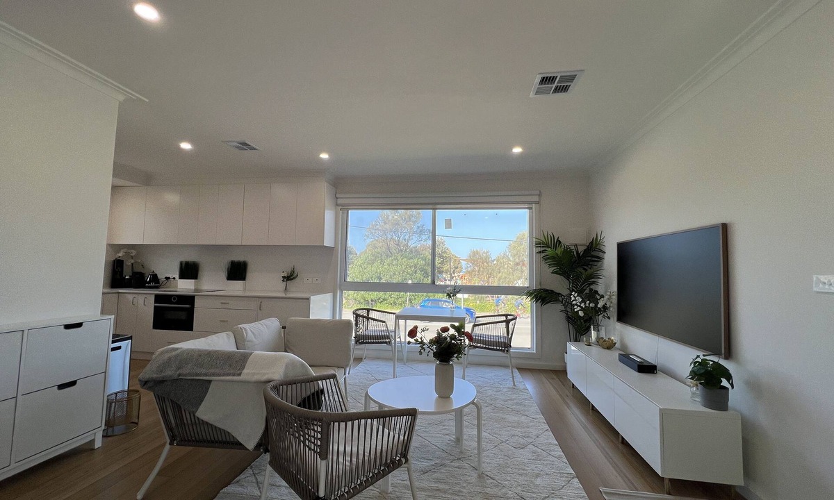 Mordialloc House | Mordialloc Fully Renovated Beachfront Oasis: Right across from the beach!