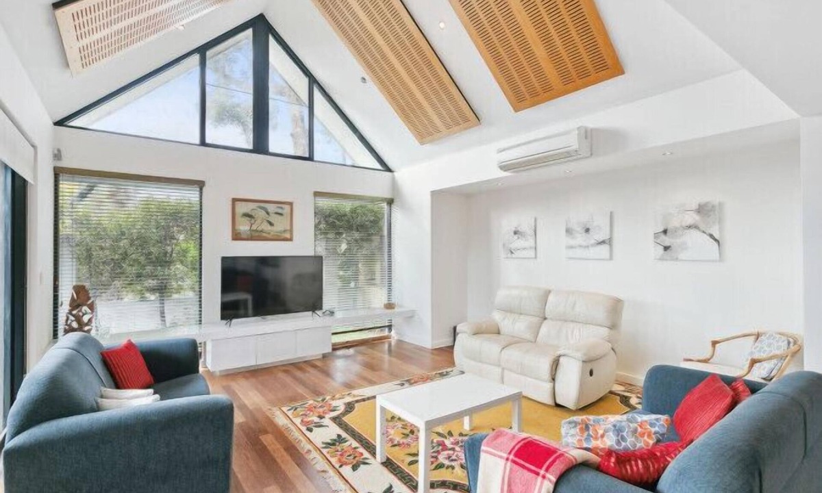 Mount Claremont House | Mount Claremont House close to Train + Parks