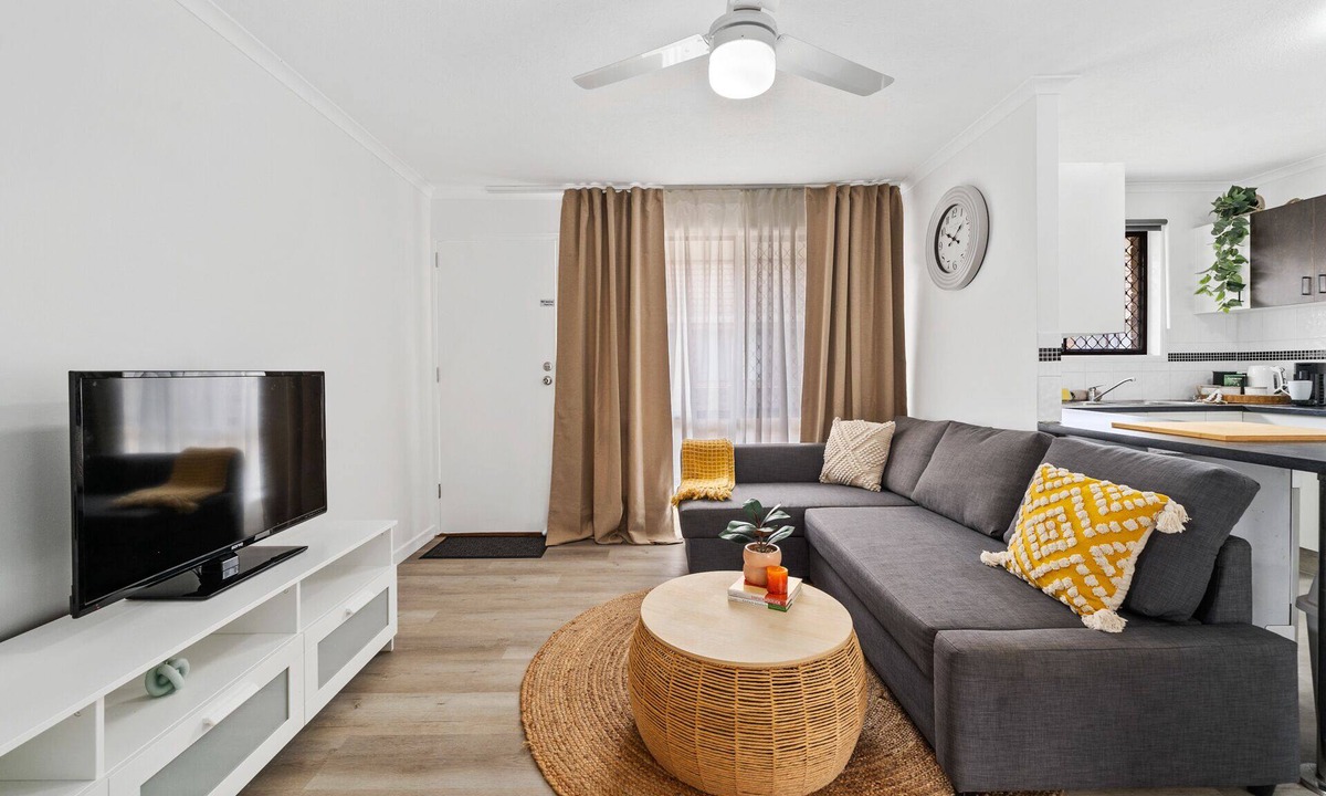 Mount Warren Park Villa | Mount Warren Park Stay – 2 BR for Work & Families