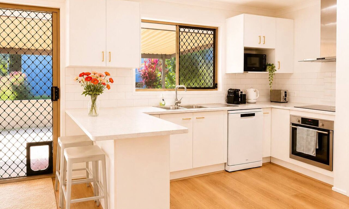 Upper Mount Gravatt House | Mt Gravatt Affordable 4 BR Family Home | Sleep 8