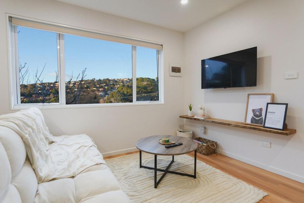Lenah Valley House | Mt View Newly Built Home w Queen Bed 5km CBD
