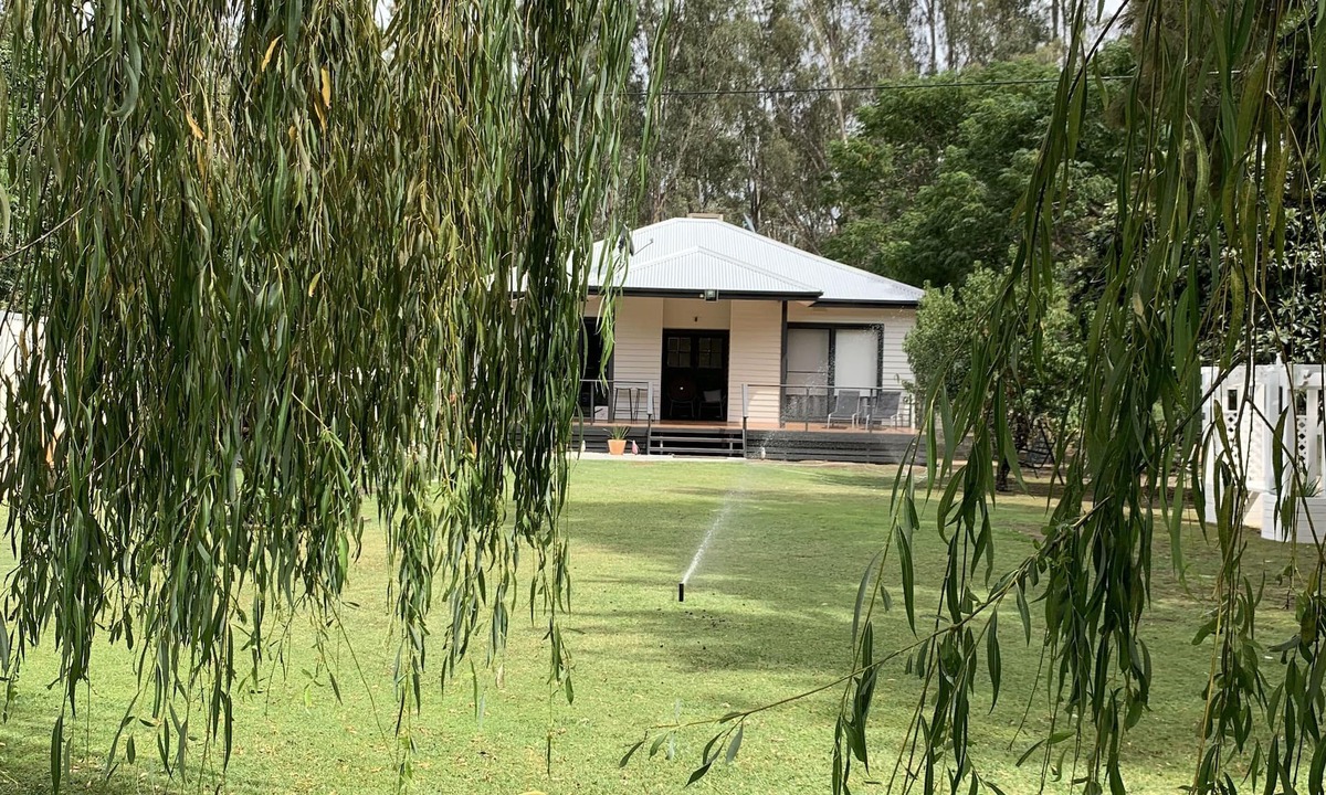 Mathoura House | Murray River View Retreat - a quiet oasis away