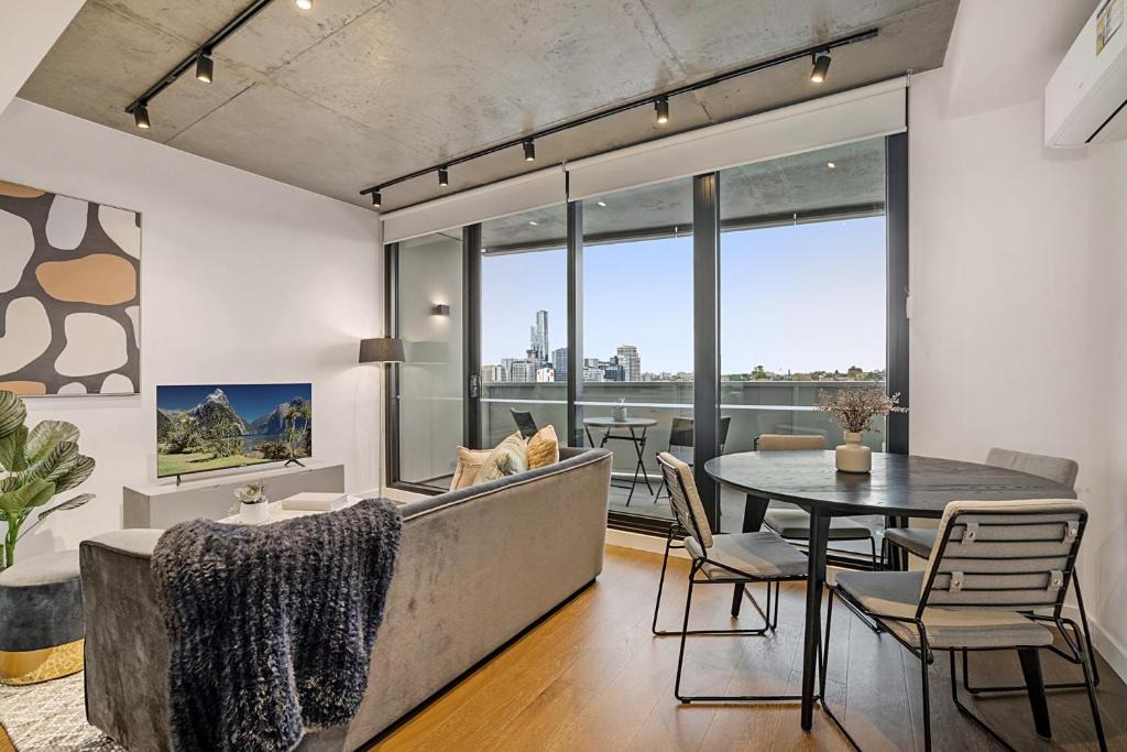Cremorne Apartment | Near MCG 1BR with Balcony, River Views & Parking