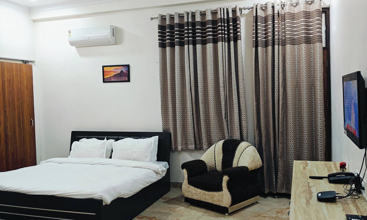 Gomti Nagar Apartment | Near Taj Hotel | Self-Cooking + Free Breakfast