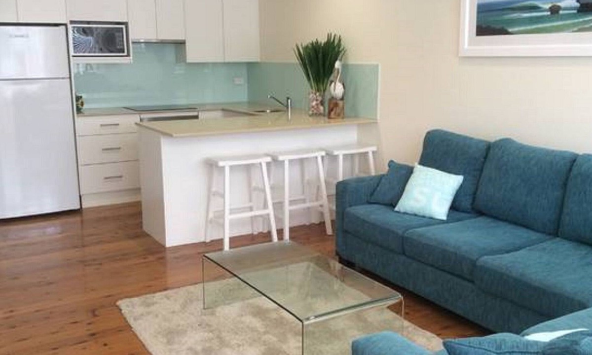 North Avoca House | North Avoca Beach House 200m level walk to beach 4 bedrooms secure yard