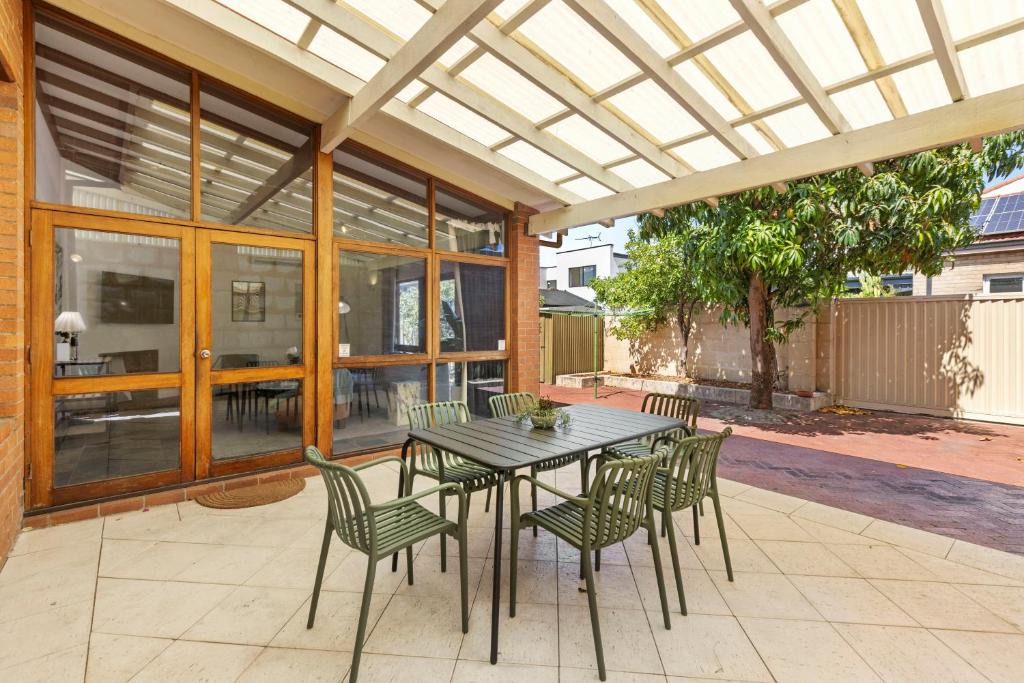 West Perth House | North Perth 3BR Home Steps To Hyde Park & Dining