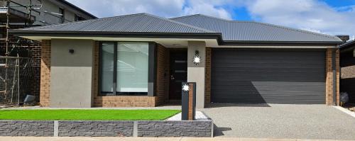 Tarneit House | O Stylish 4 Room Oasis with 65 TV
