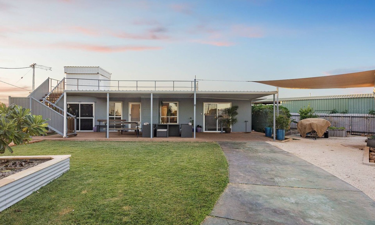 Exmouth House | Oasis - Modern 4 Bedroom holiday home with endless views.
