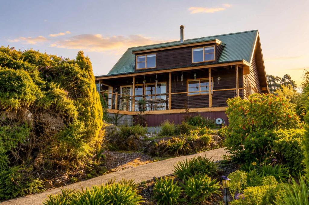 Blackmans Bay House | Ocean Views 20kms from CBD Sleeps 10
