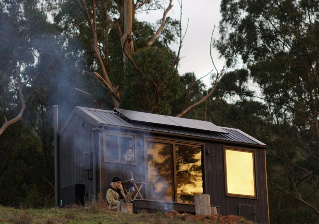 Hallston House | Off-Grid Cabin Surrounded by Nature - Hot Tub - Arlo
