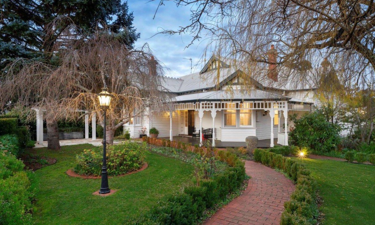 Hepburn Springs House | Olcorn House Summary: