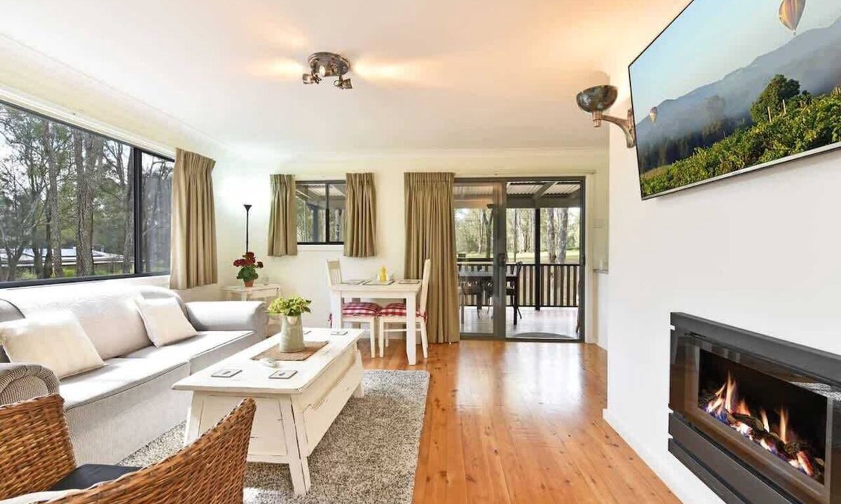 Pokolbin Cottage | Olive Grove 3 1 Bedroom Cabin with large Bath and walk to wineries