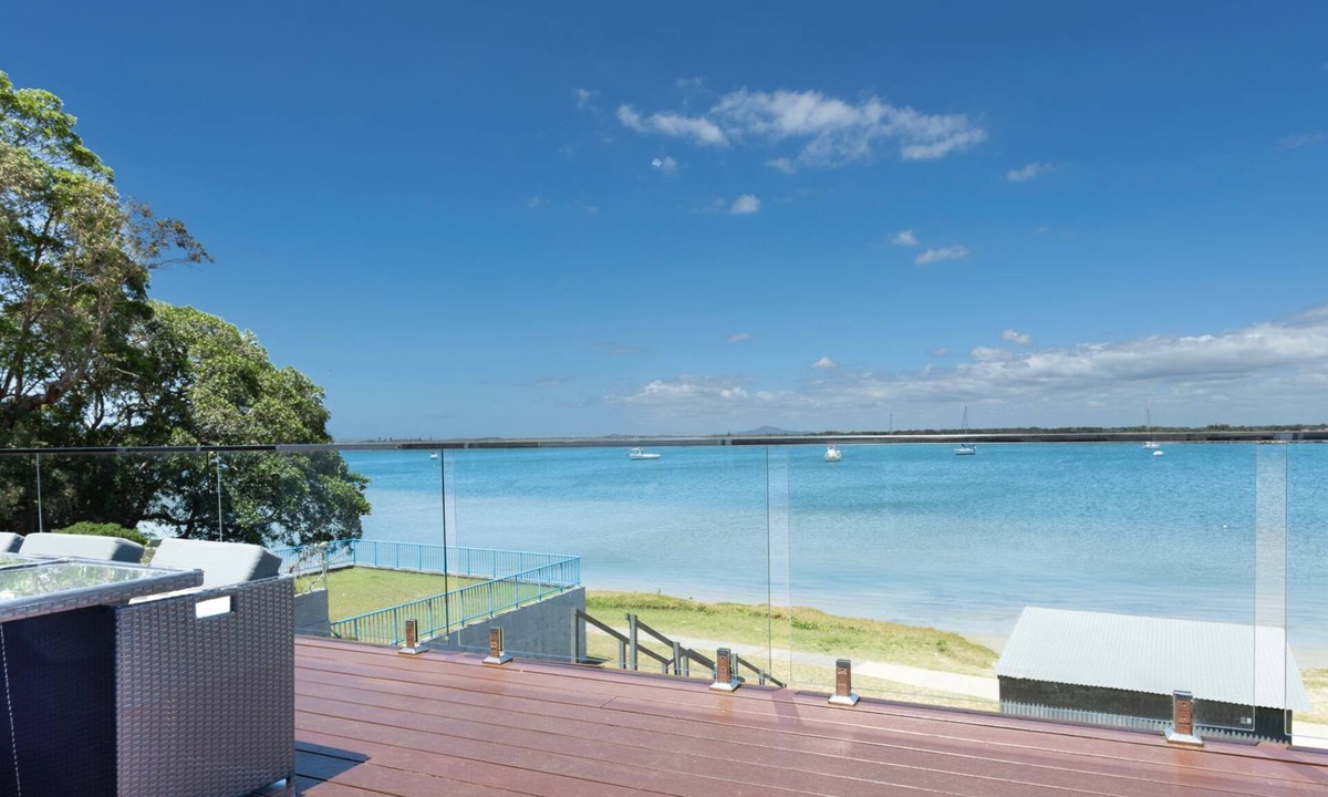 Iluka House | Omaroo - Absolute waterfront location