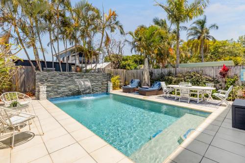Lota Apartment | On Esplanade own flat & Pool, 2 kms to Manly cafe precinct