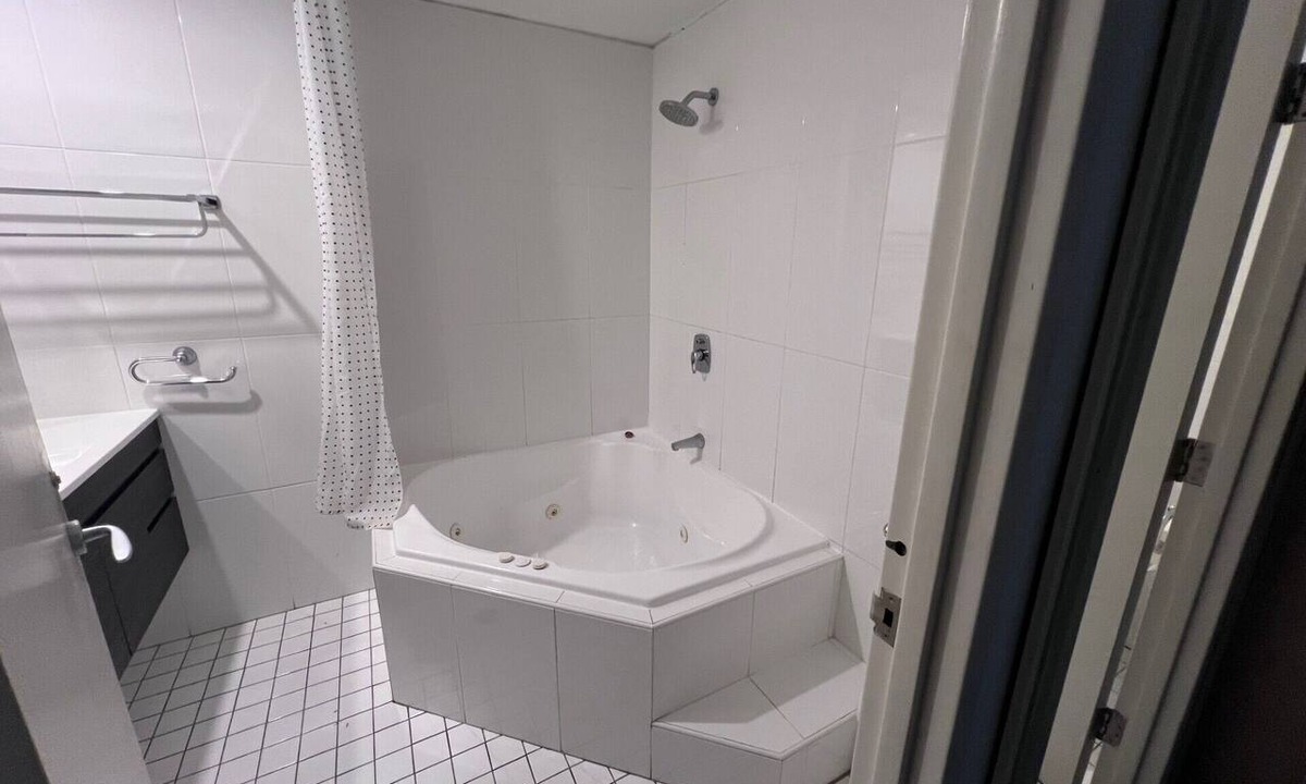Hamilton Apartment | One Bedroom Deluxe Spa Apartment