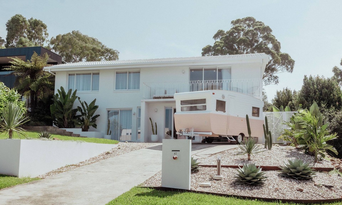 Mollymook Beach House | Palm Springs by the Beach, Glam, Pet-Friendly, 4 Bed Retreat incl HUGE studio.