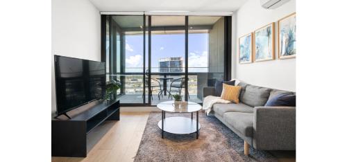 Docklands Apartment | Panoramic City Docklands 2BR Luxury With Pool Gym Parking