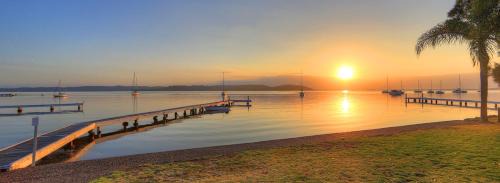 Carey Bay Hotel | Paradise Palms Caravan Park