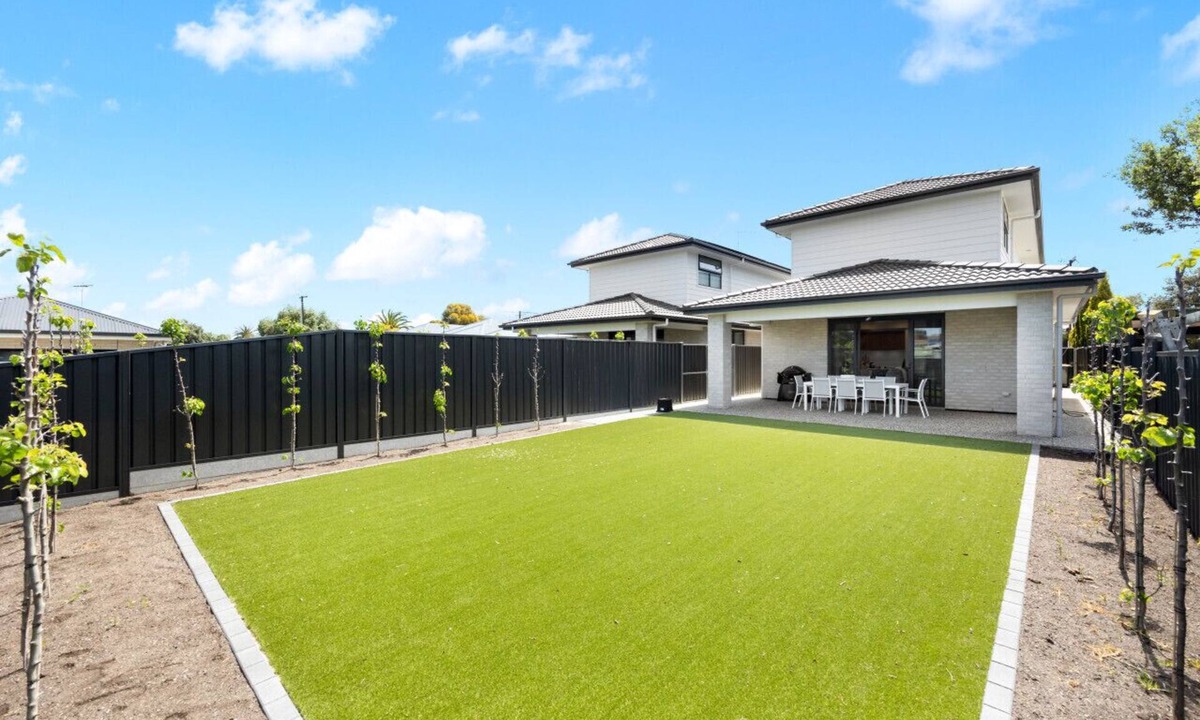 Aldinga Beach House | Paradise Palms—Modern Coastal Escape with Backyard