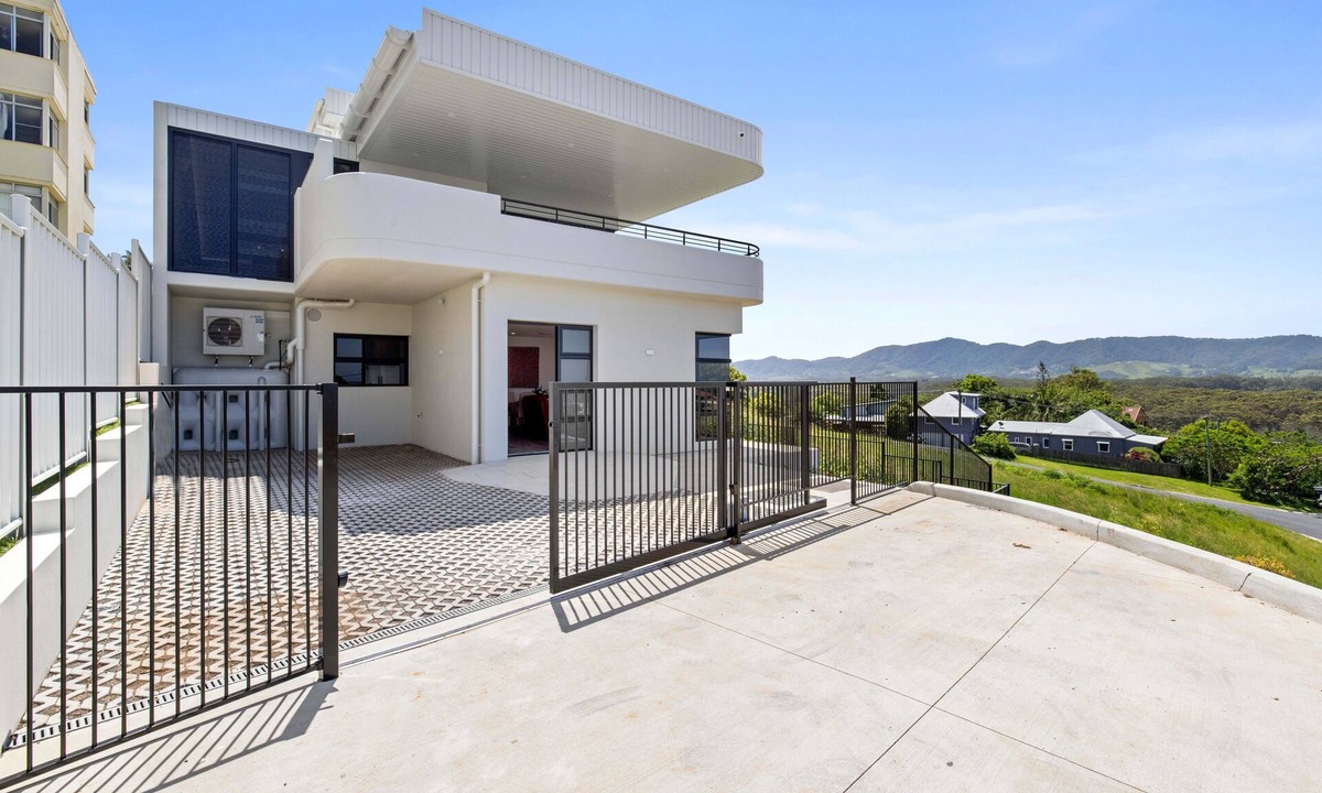 Coffs Harbour House | Paramount On Jarrett, Accessible, Pet Friendly, Jetty location
