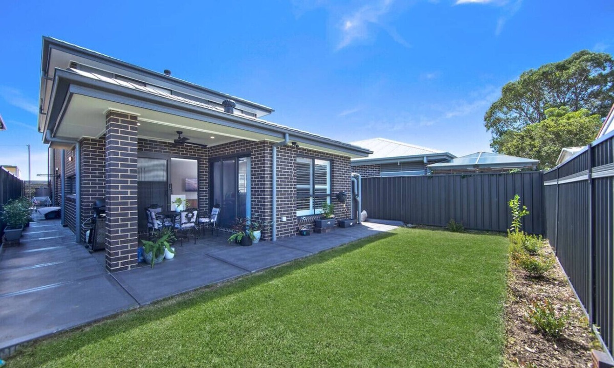 Mannering Park House | Peaceful 4BDRM Retreat | Lake Access I BBQ