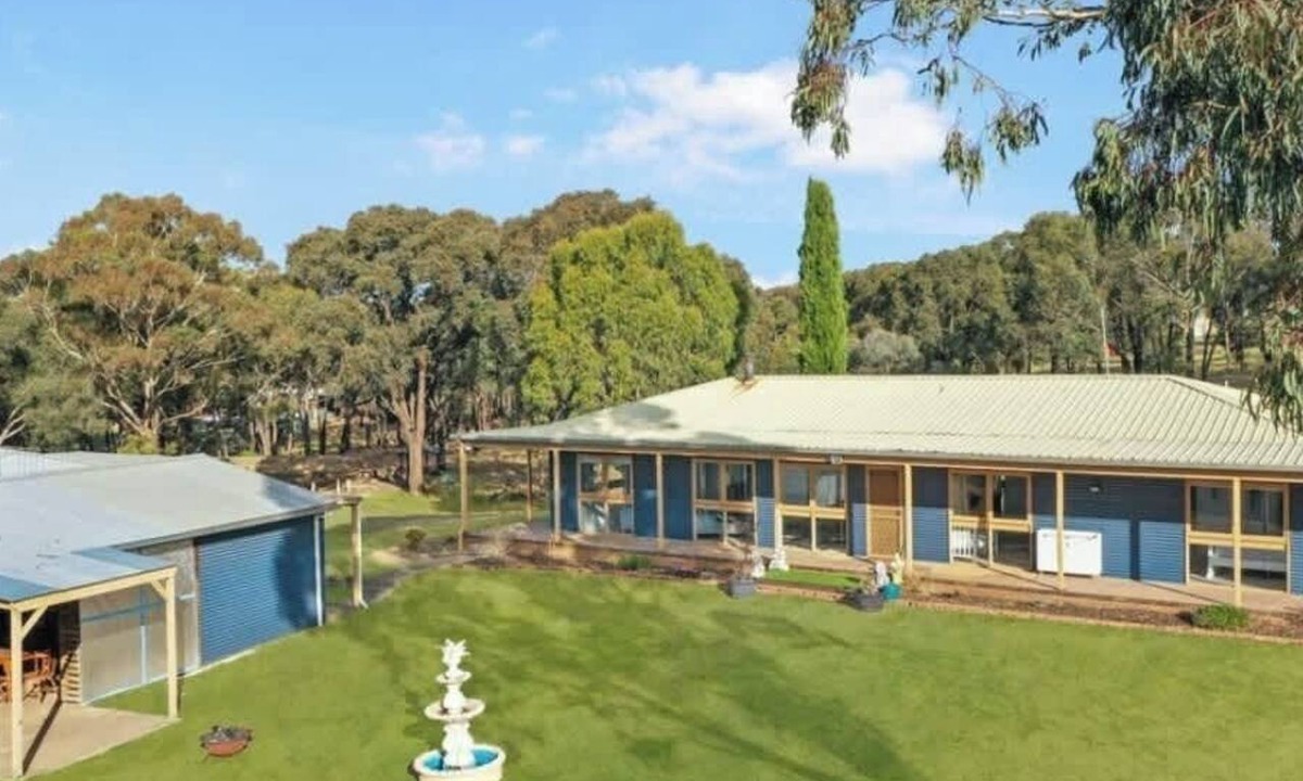 Stawell House | Peaceful 6-Acre Retreat | Grampians | Sleeps 10