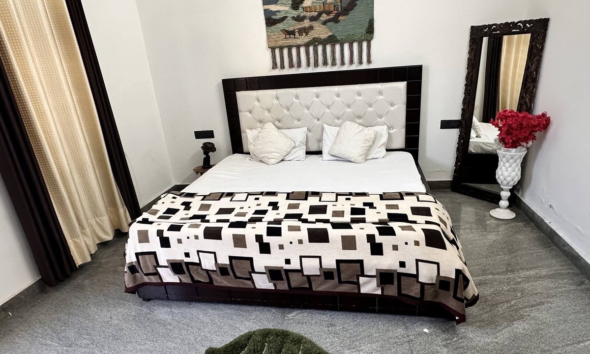 New Delhi House | Peaceful Oasis: Modern 1BR Escape