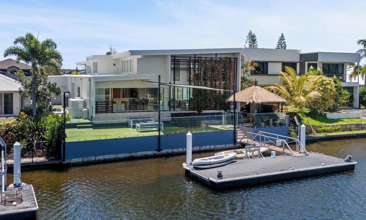 Pelican Waters House | Pet Friendly Canalhouse- Pontoon, Pool, Pizza Oven