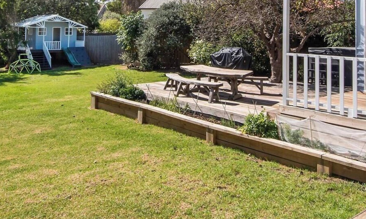 Flinders House | Pet Friendly - Barker Cottage with Spa in Flinders
