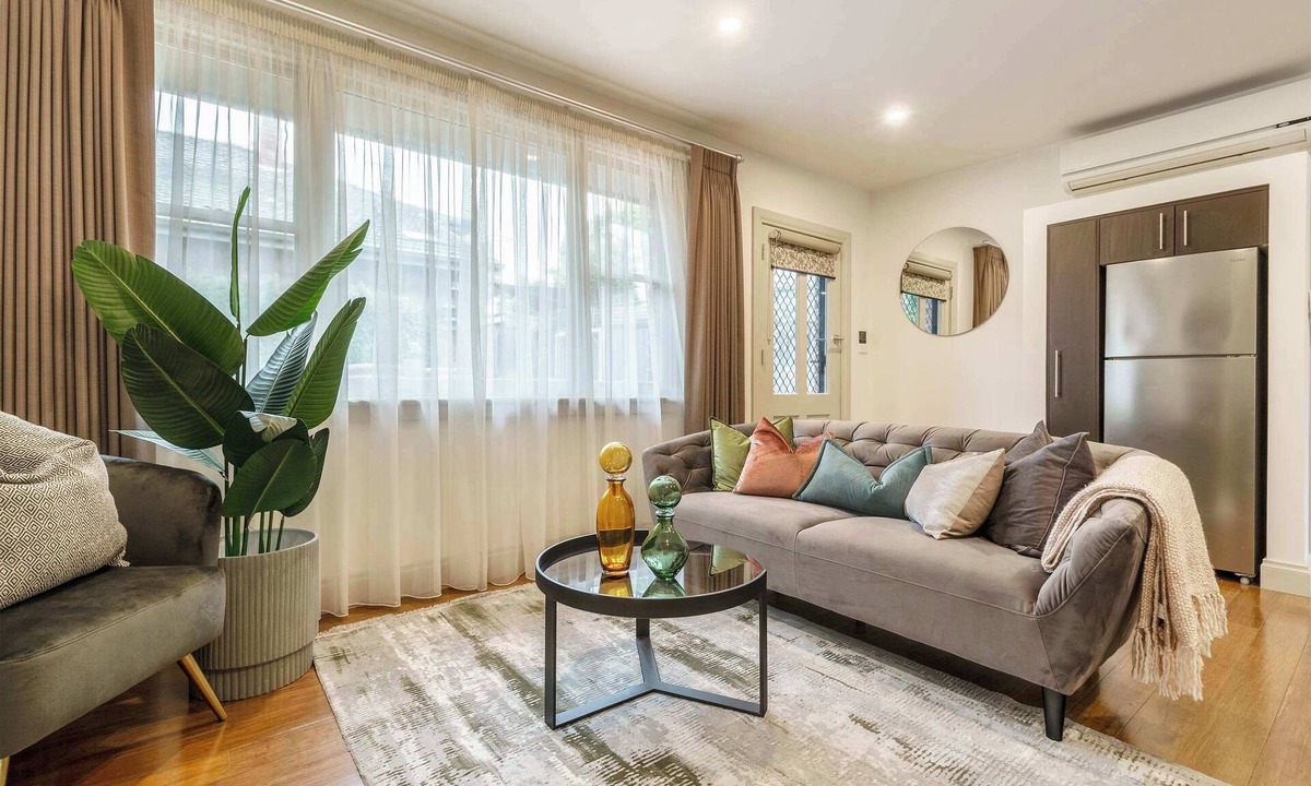 Ivanhoe House | Pet-friendly guesthouse with garden and playground